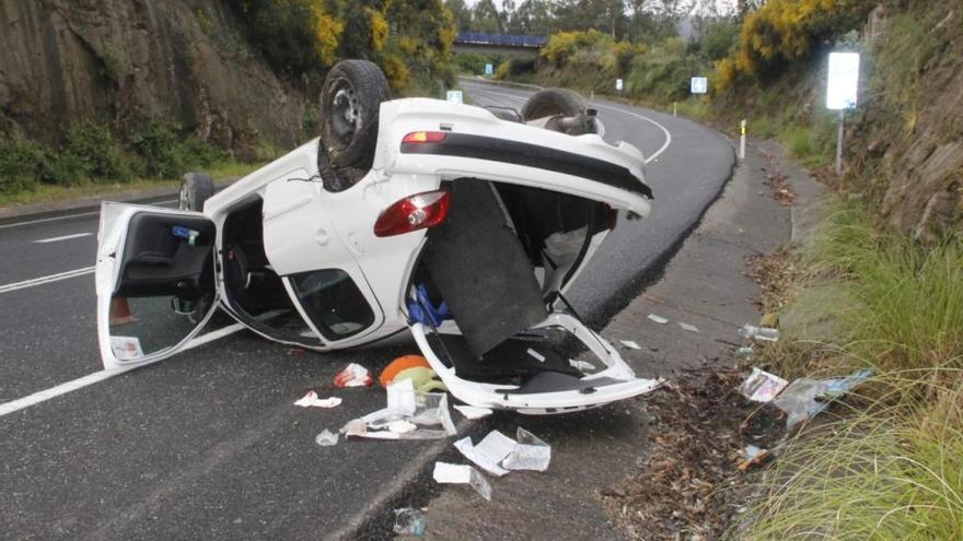 Herida una conductora de 19 años tras volcar en un nuevo accidente la variante de Marín