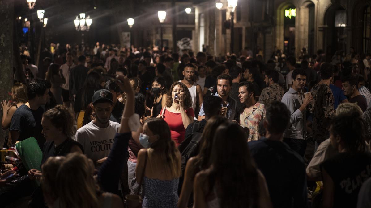 Katalonien ist bereits Risikogebiet: Szene aus dem Nachtleben in Barcelona.