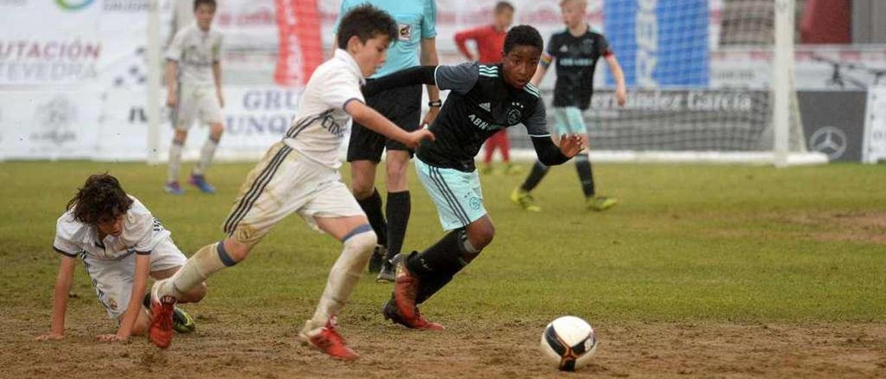 Estado en el que se encuentra el césped del campo de A Lomba tras el torneo Arousa Fútbol 7. // Noé Parga