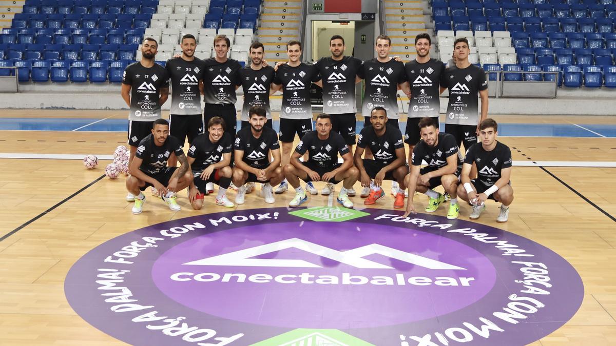 La plantilla del Palma Futsal posa en el centro de la pista de Son Moix antes de empezar el último entreno previo al partido de vuelta.