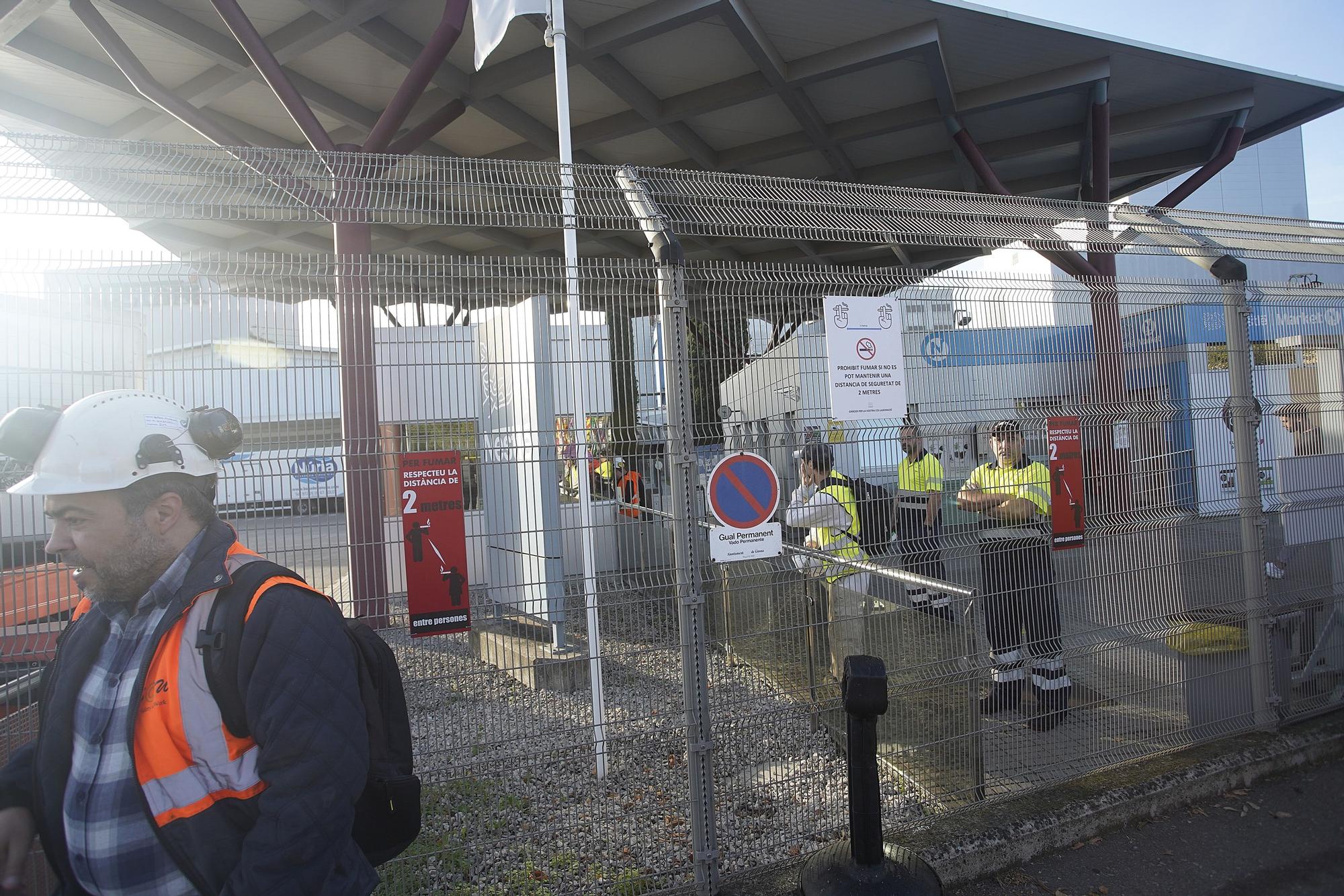 Una cinquantena de treballadors protesten davant la Nestlé de Girona