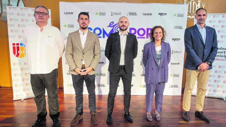 De izquierda a derecha Luis Barona, Daniel Olmos, Rafa Marín, Pilar Bernabé y Víctor Luengo, en los instantes previos a comenzar la tercera mesa redonda del ciclo de #SomEsport que organiza Superdeporte. | J.M.LÓPEZ