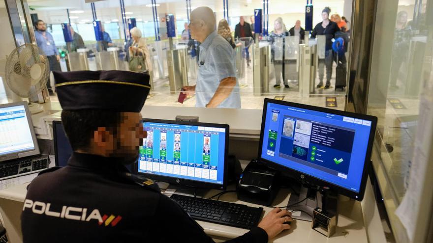 Un agente en el registro facial del Aeropuerto de Alicante-Elche, en una foto de archivo.