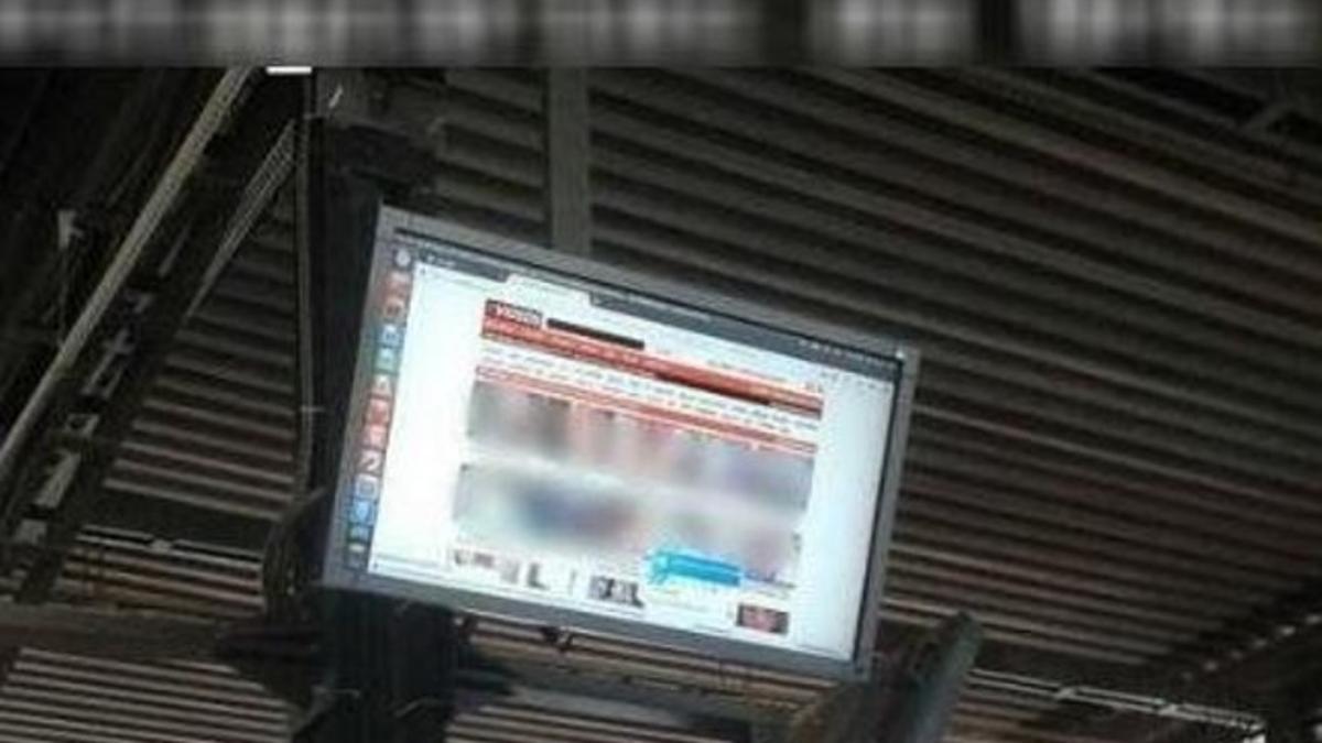 Imagen de una de las pantallas 'hackeadas' en la estación de autobuses de Curitiba este viernes.