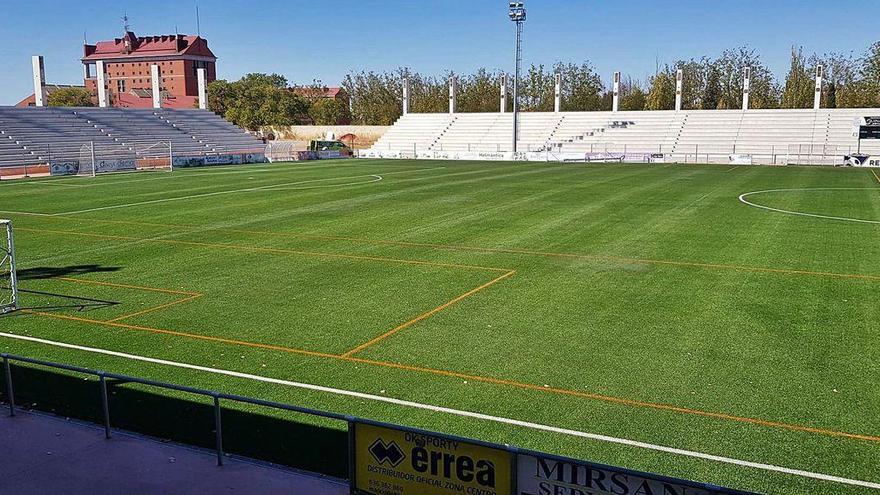 Panorámica del terreno de juego del estadio Reina Sofía de Salamanca, de superficie sintética.