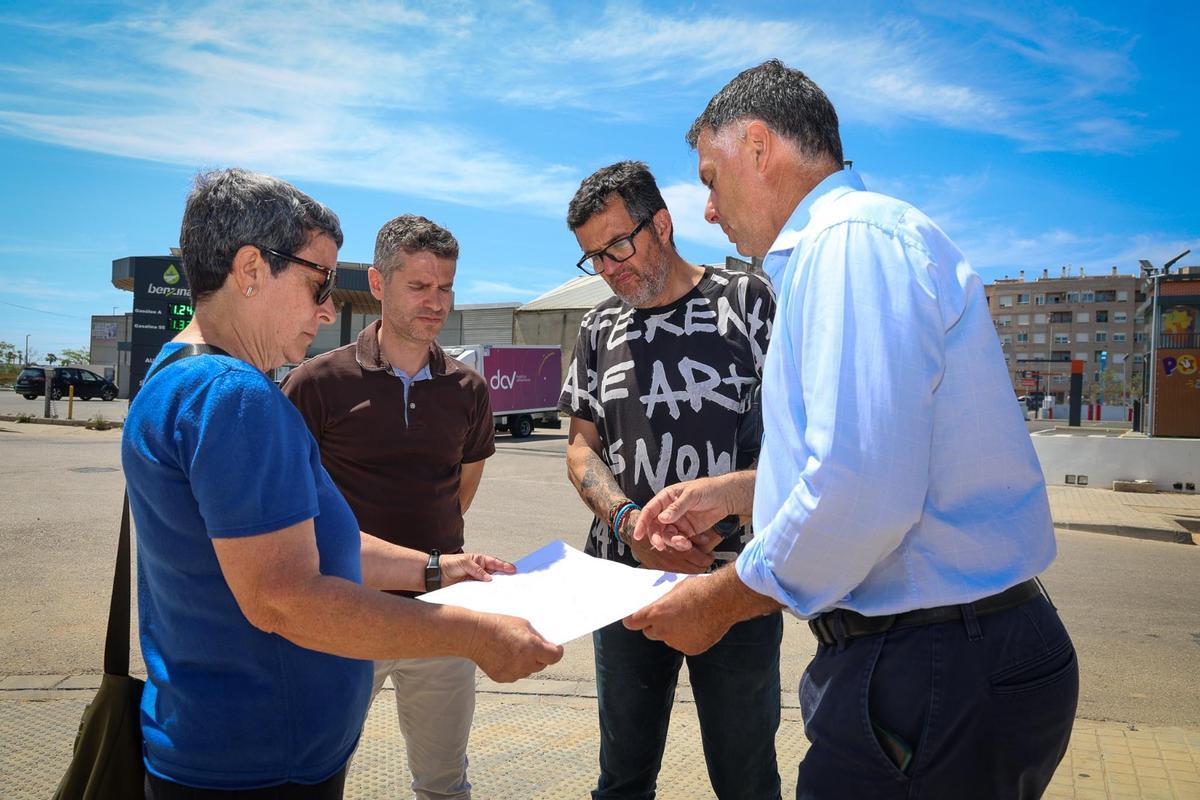 Los ediles Gozalbo y Calatayud con vecinos del Molí