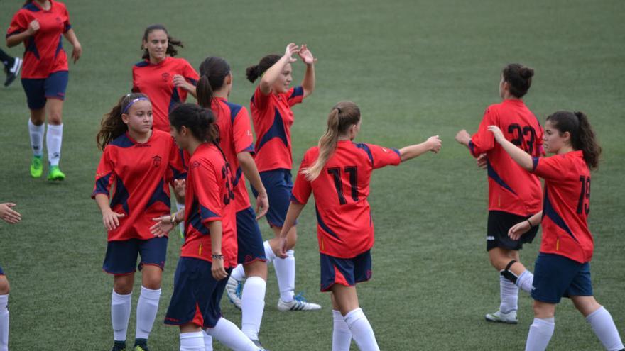 Las eldenses celebran un gol.