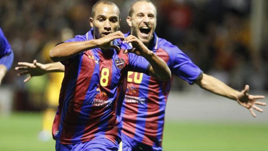 El Zhar, autor del segundo gol, lo celebra junto a Juanlu, que había abierto el marcador para el Levante UD.