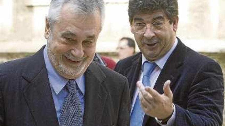 José Antonio Griñán y Diego Valderas conversan tras un pleno en el Parlamento andaluz.