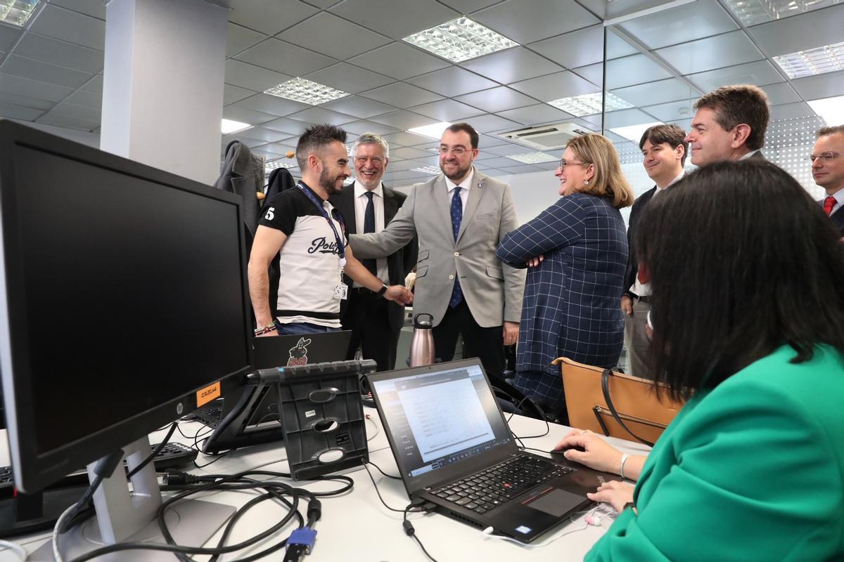 Barbón saluda a un trabajador de la empresa Inetum en Blimea hace dos años.