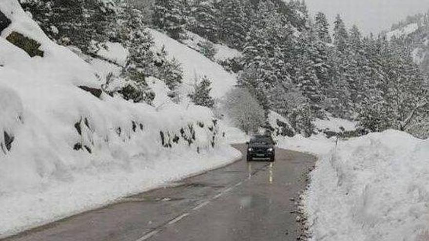 Varias carreteras del Pirineo oscense afectadas por la nieve