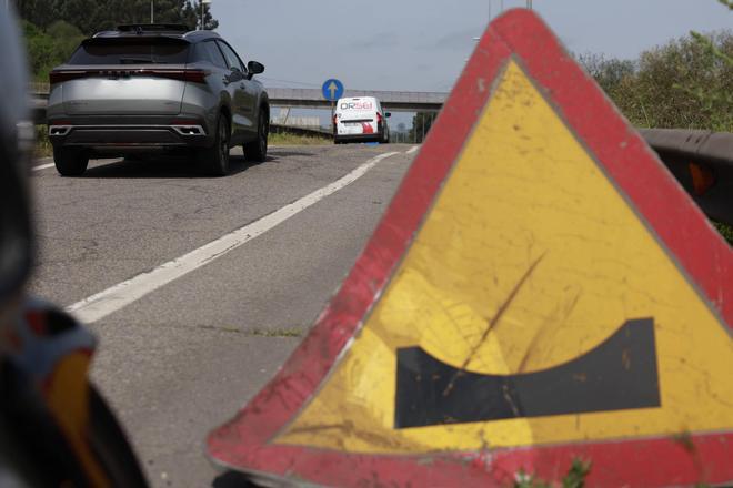 EN IMÁGENES: Los baches de acceso a la autopista A-8 sentido Avilés desde Tabaza