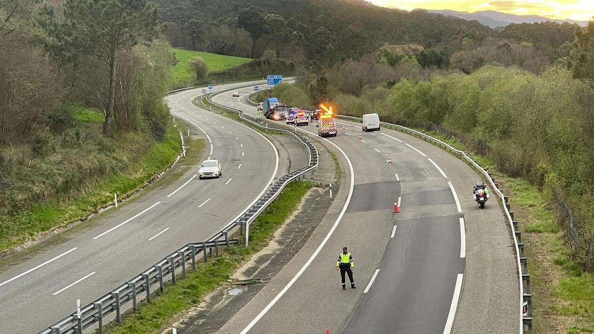 La autovía cortada en el lugar del accidente mientras es retirado el vehículo siniestrado.