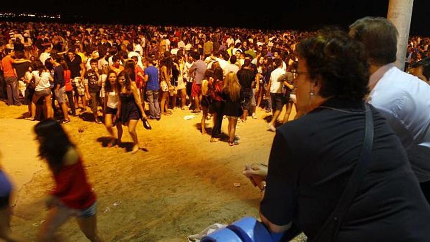 Miles de jóvenes llenan la Playa del Postiguet en un macrobotellón fogueril que se extiende cada día hasta altas horas de la madrugada.