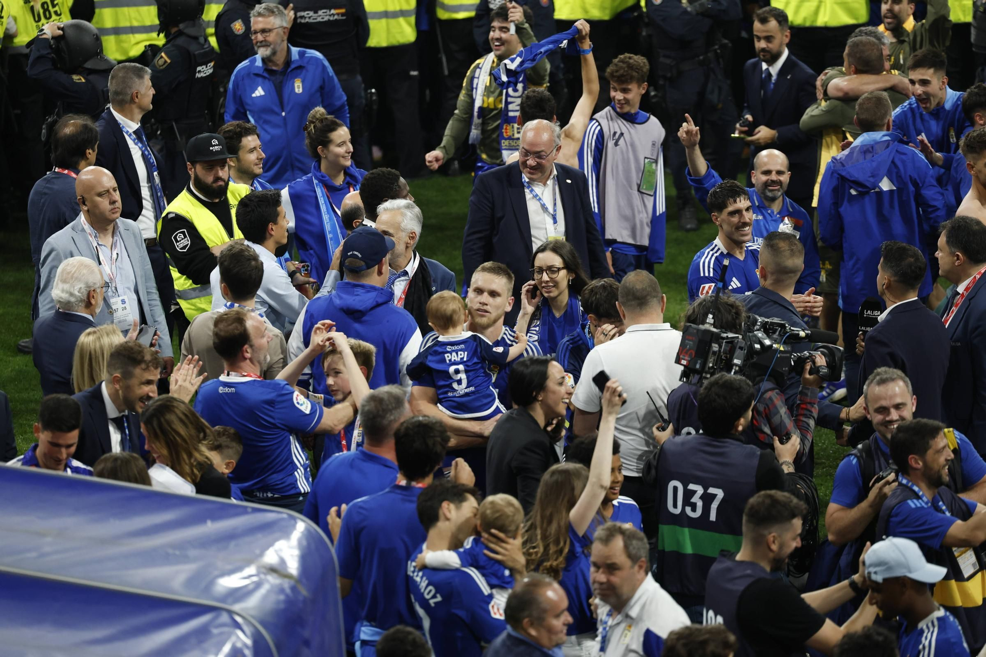 EN IMÁGENES: Así se vivió en el Carlos Tartiere la noche del ascenso del Oviedo a Primera División 24 años después