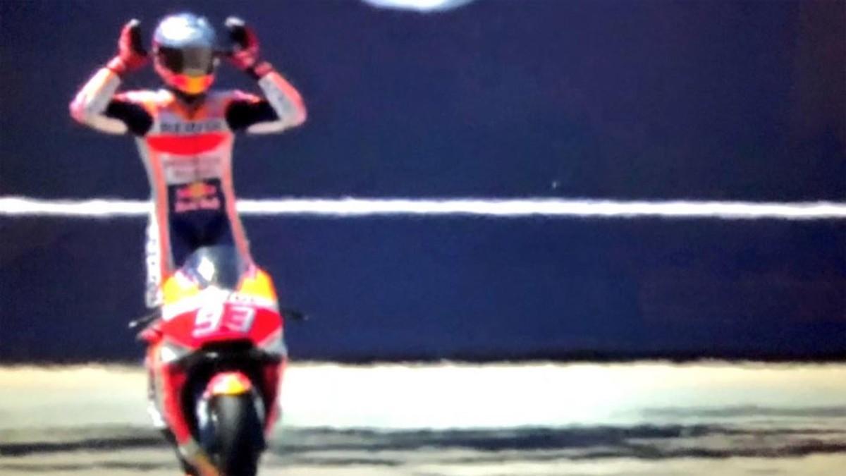 Márquez, en el momento de cruzar bajo la bandera a cuadros