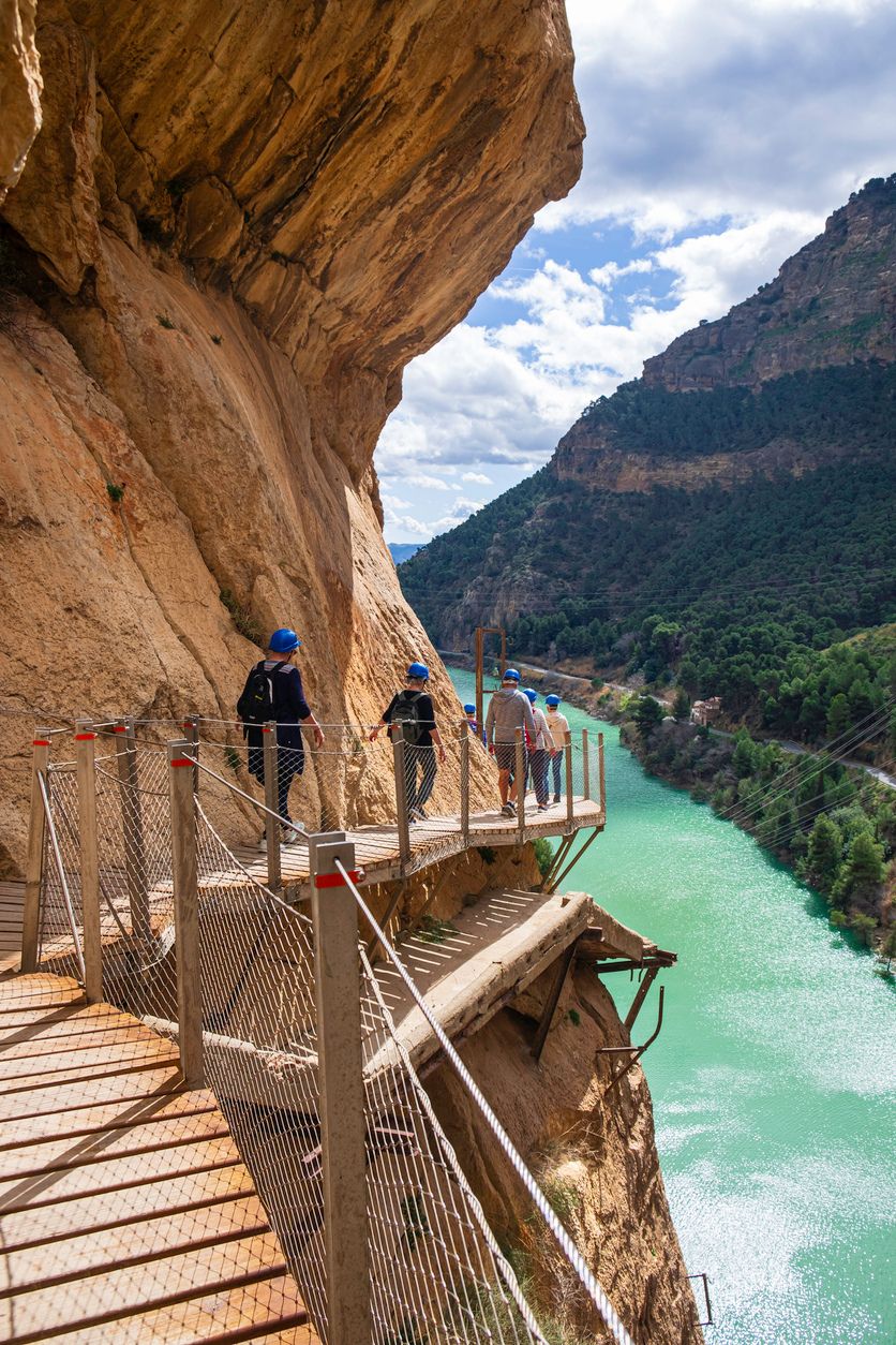Caminito del Rey en el desfiladero de los Gaitanes, vista de la nueva carretera sobre los restos de la antigua calzada que aún se conserva en muy mal estado, Málaga, Andalucía