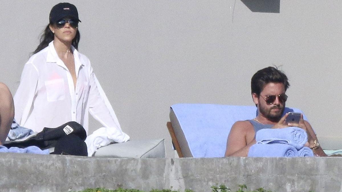 Kourtney Kardashian y Scott Disick en la piscina