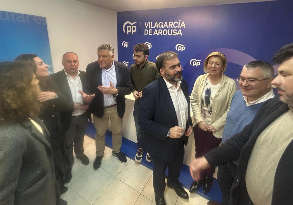 Representantes de los gobiernos municipales de la comarca se reunieron en la sede del PP de Vilagarcía.