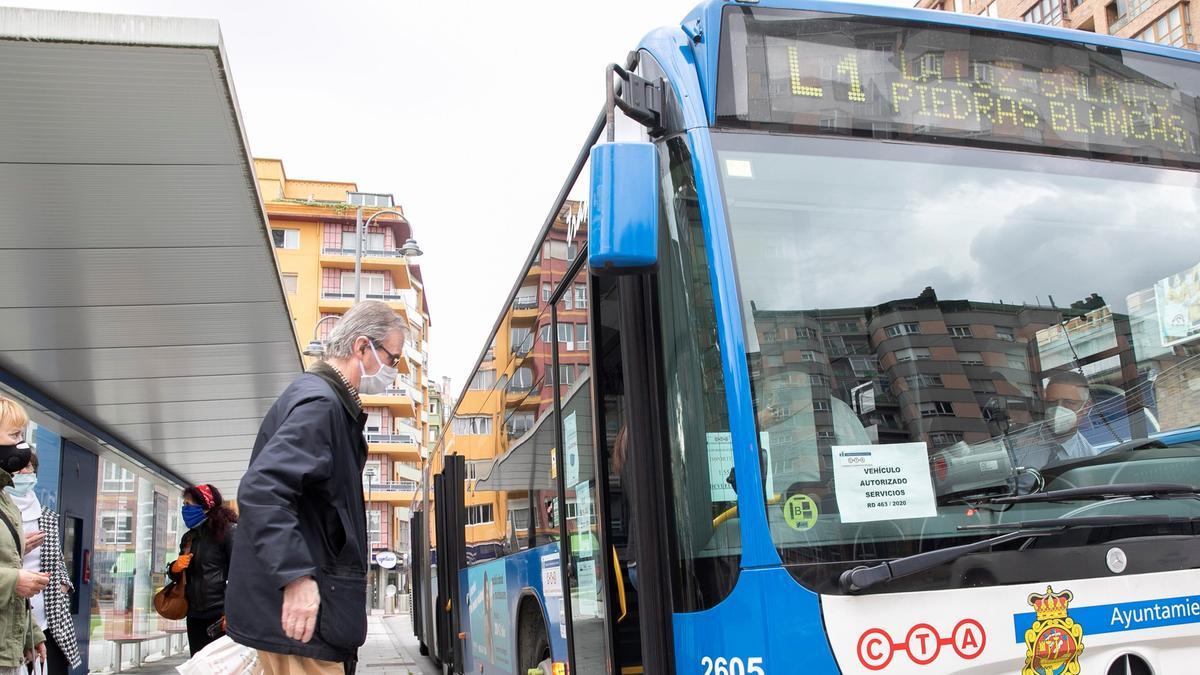 Uno de los autobuses de la L1 en la parada de Las Meanas.