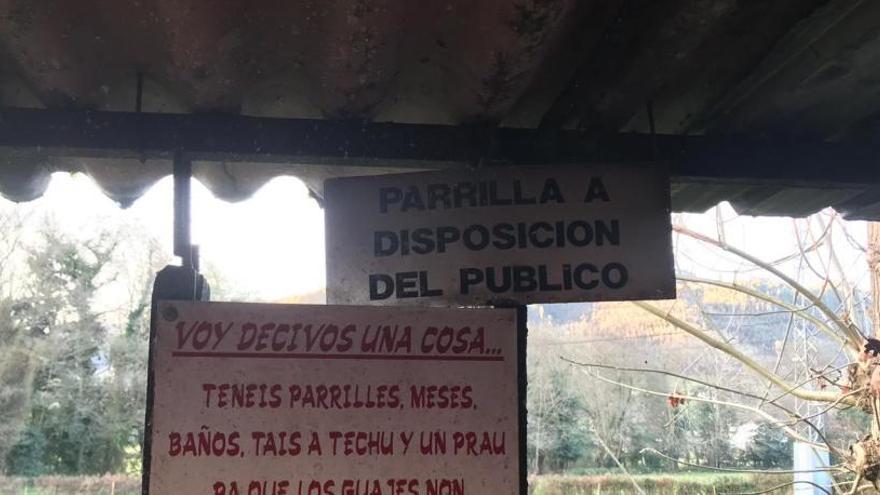 El llamativo cartel de un restaurante de Peón para sus clientes