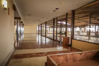 Los quemados en el 'hotel okupa' de Tenerife vivían en los baños de la sala de fiestas