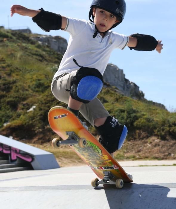 Patinar en 'skateboard', deporte que practicaba el coruñés víctima del atentado de Londres, seduce en la ciudad a dos centenares de personas, habituales en pistas como la de Os Rosales.