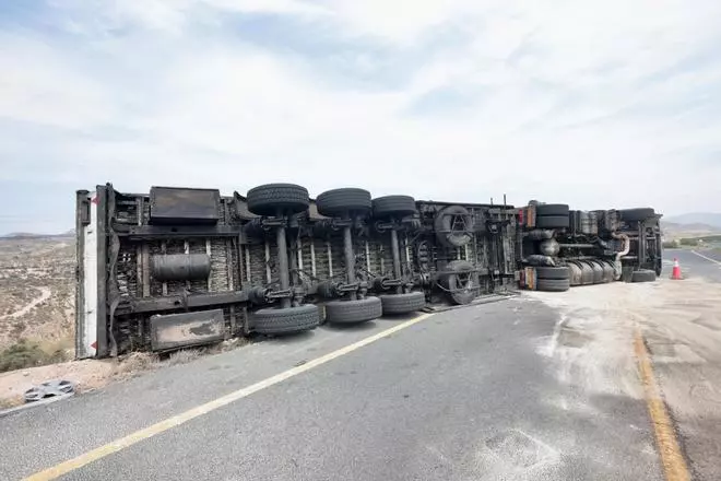 El accidente de un camión de basura obliga a cortar uno de los carriles de la CV-800