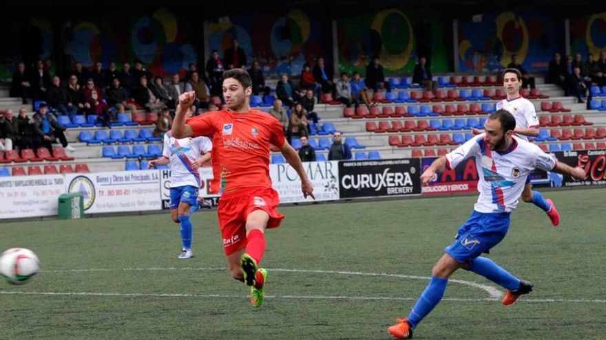 Pablo Acebal dispara a portería en el encuentro frente al Colunga.