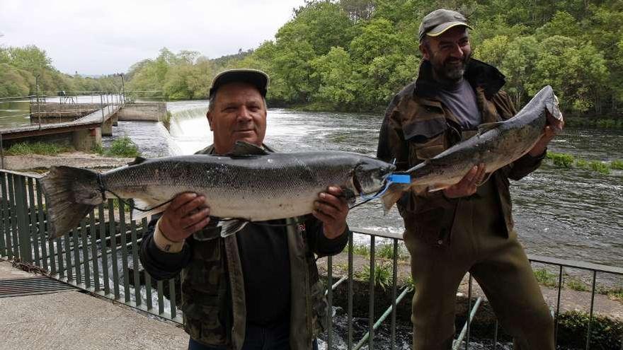 Los pescadores que capturaron el pasado año el tercer y segundo salmón del Ulla.  // Bernabé/Cris M.V.