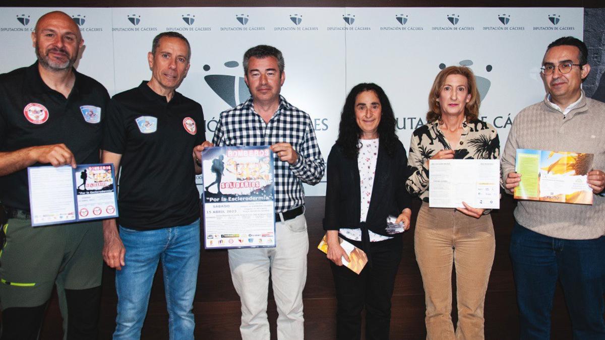 La presentación de la marcha solidaria de los bomberos, este martes, en la Diputación de Cáceres.