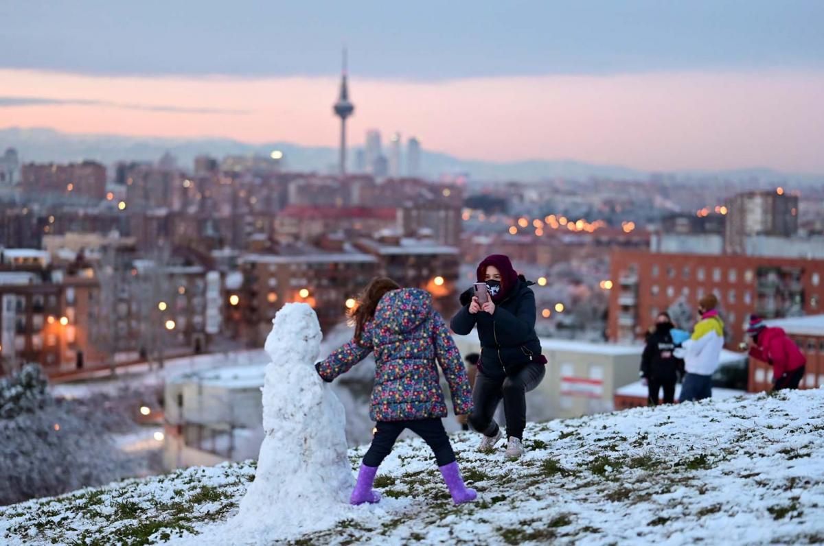 Madrid colapsada por la nevada histórica que cubre de blanco la capital