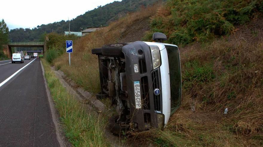 Estado en el que quedó la furgoneta afectada por la salida de vía, ayer, en el Corredor del Nalón.