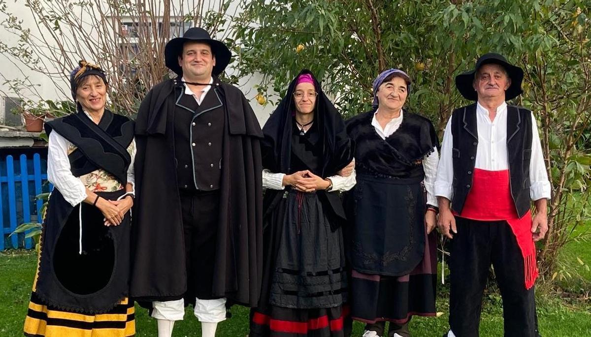 Los novios salenses acompañados por los padrinos, Miriam García y Pepín Rodríguez, y la madre de la novia, Mª Carmen Menéndez.