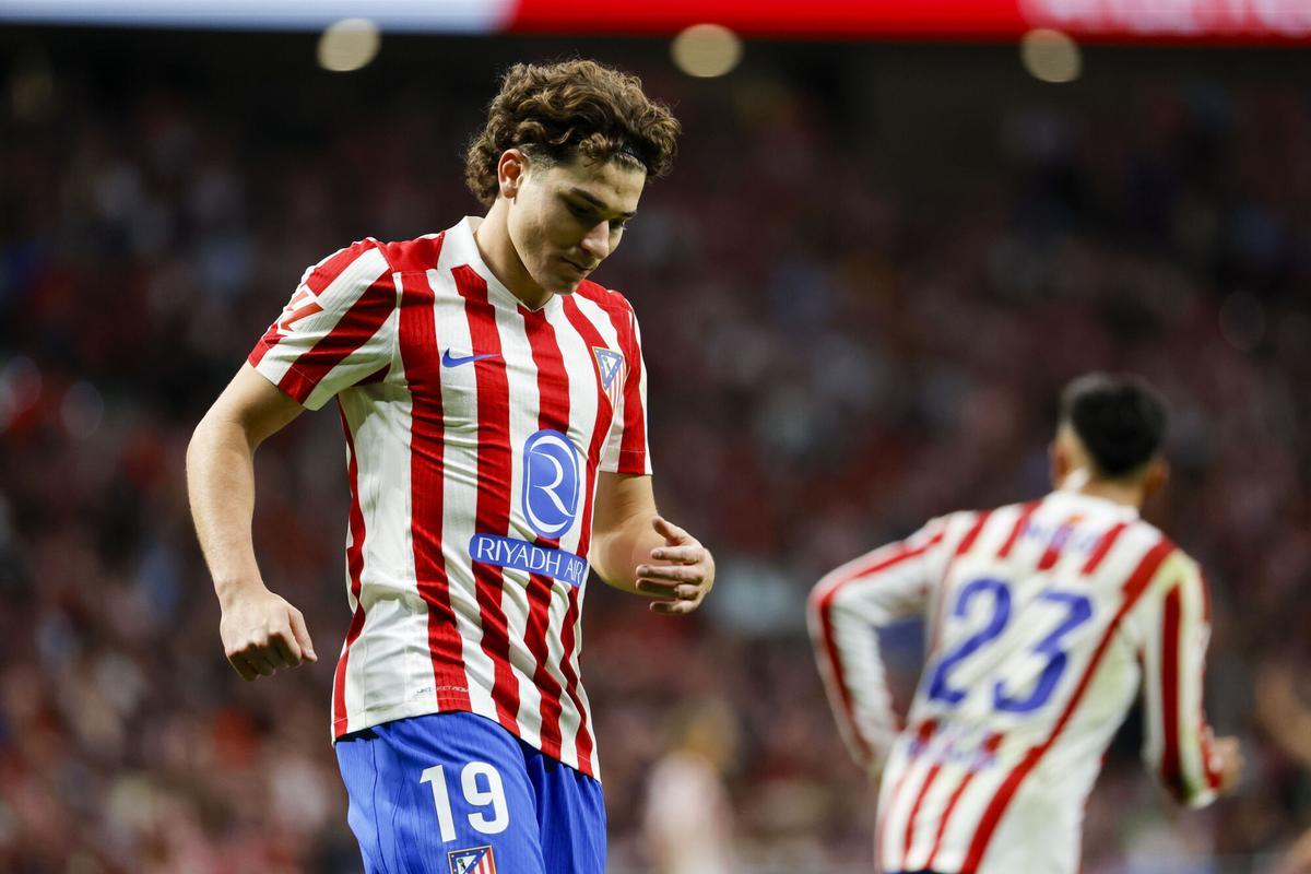 MADRID, 18/10/2025.- El delantero del Atlético de Madrid, Julián Álvarez, durante el encuentro correspondiente a la jornada 9 de Laliga EA Sports que disputan hoy sábado Atlético de Madrid y Osasuna en el estadio Metropolitano, en Madrid. EFE / Mariscal