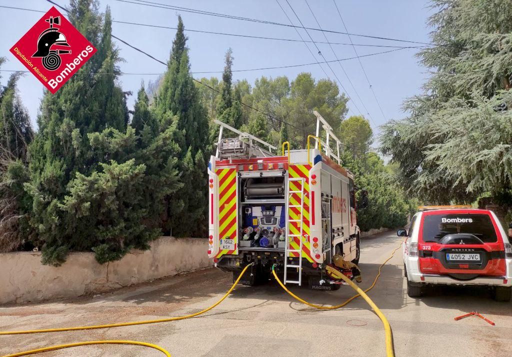 Los bomberos intervienen en un incendio forestal en Murov