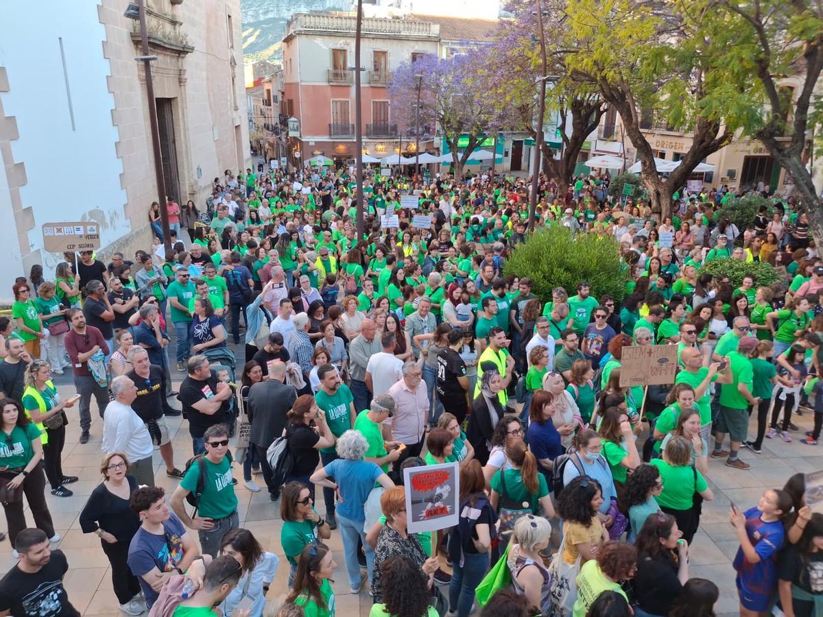 Las imágenes de la multitudinaria e histórica manifestación de los docentes y familias en Dénia