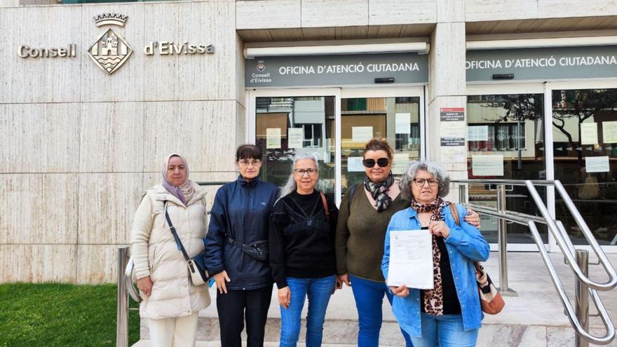 Un grupo de trabajadoras frente al edificio del Consell de Eivissa, tras registrar su petición.
