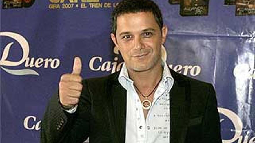 Alejandro Sanz, junto a Shakira, desata la locura en Santiago