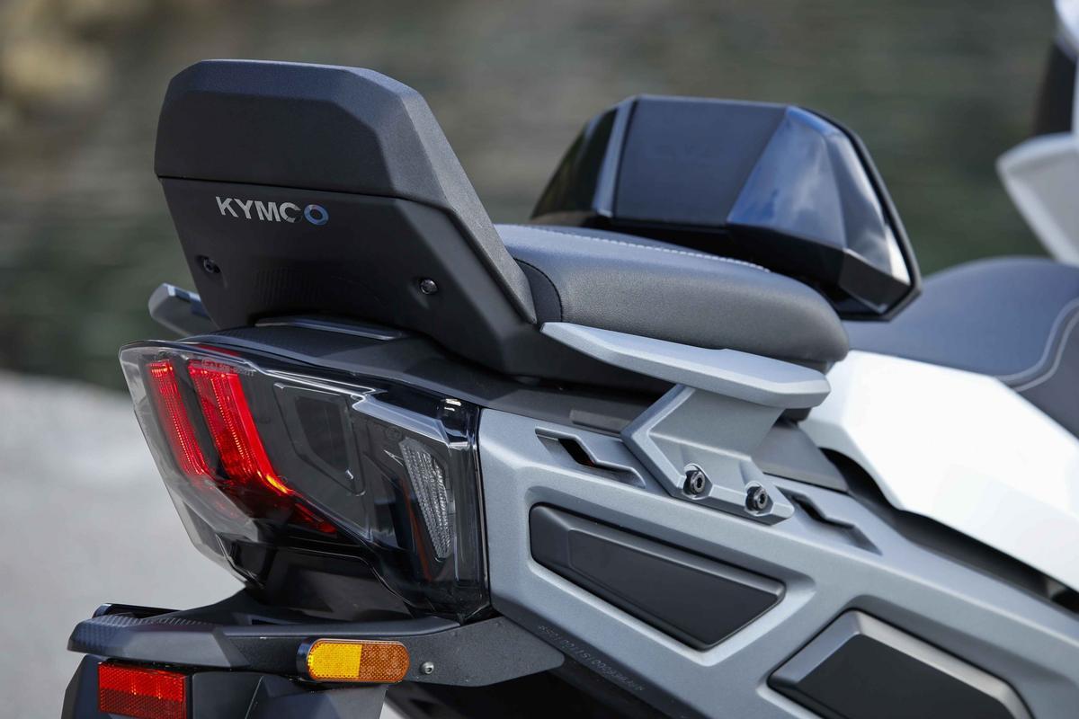 El equipamiento también está a la altura de un escúter gran turismo de gama alta