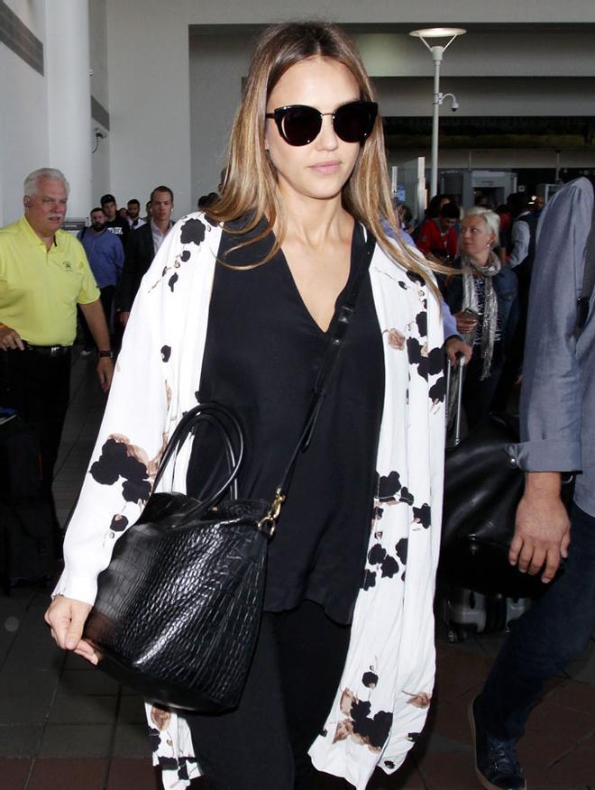 Jessica Alba añade un kimono a su sencillo look negro