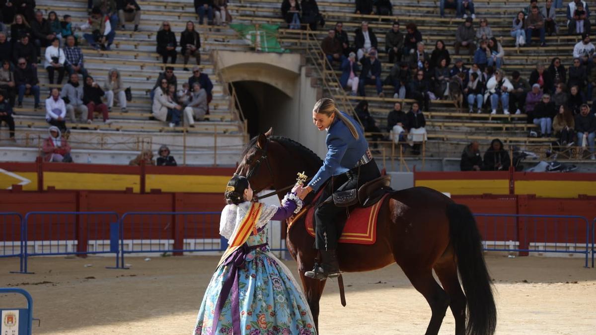 Las mascotas de Alicante coronan el final del Porrate de San Antón Las mascotas de Alicante coronan el final del Porrate de San Antón