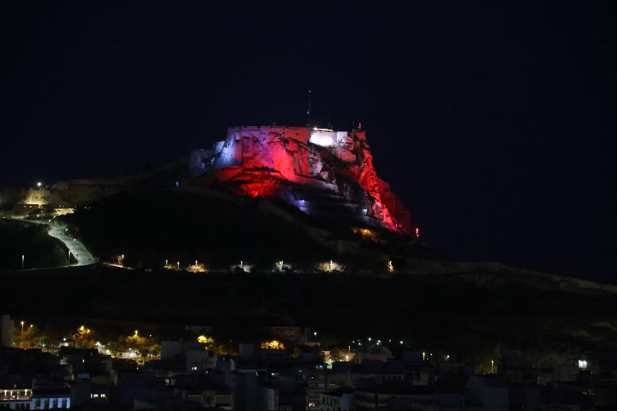 El castillo de Santa Bárbara se ilumina con la bandera de España antes de la final del Mundial 2026
