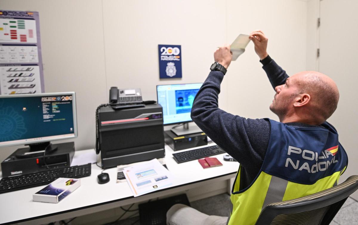 La inspección que se realiza en segunda línea, donde se determina si efectivamente la documentación es falsa, y se hacen los informes.