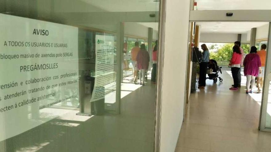 Cartel que advierte del &quot;bloqueo masivo de agendas&quot; en el centro de salud de Santa Cruz.