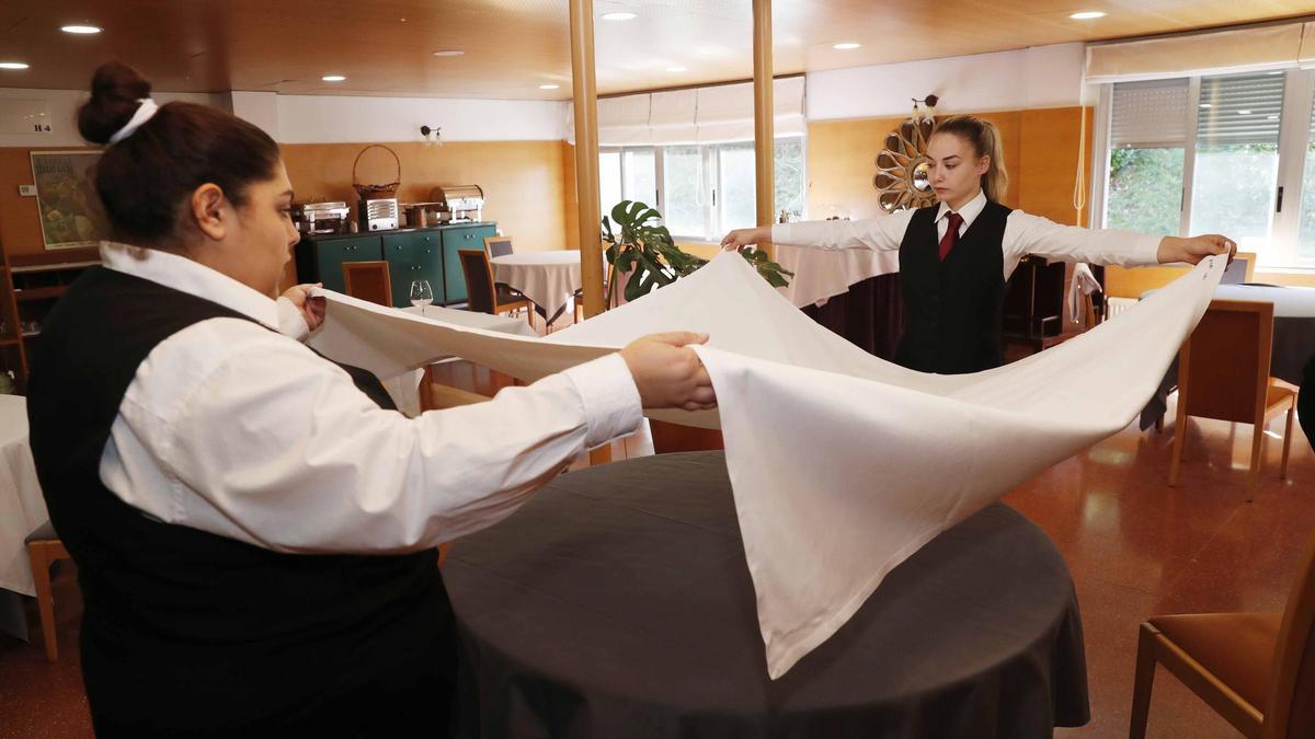 Alumnado del ciclo de restauracion del CIFP Manuel Antonio, en un práctica en sala.