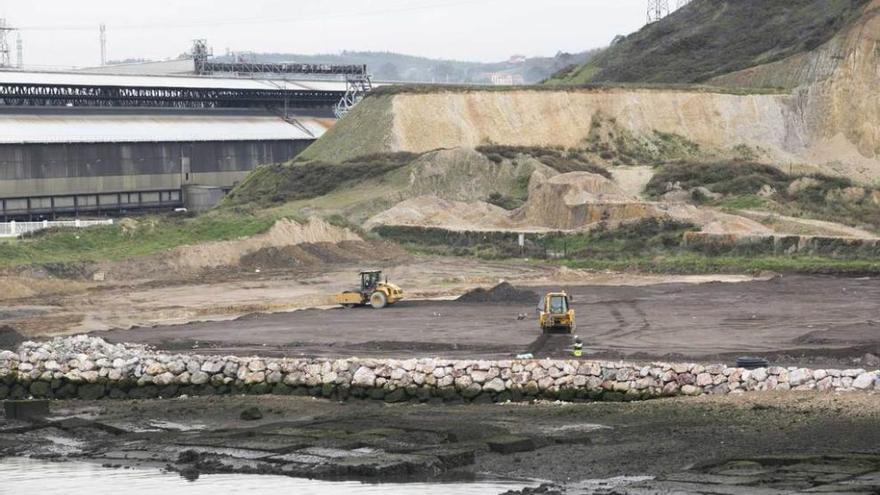 La parcela de la margen derecha de la ría en obras, en una imagen del pasado diciembre.