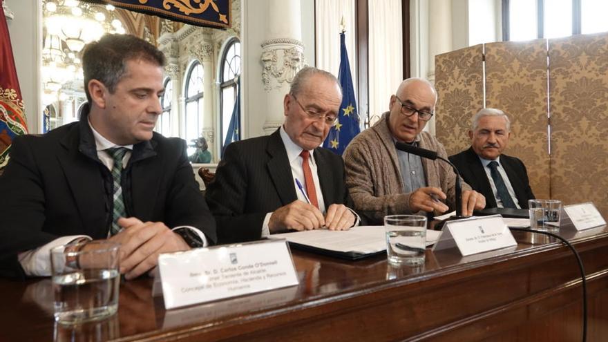 Firma del convenio entre el Ayuntamiento de Málaga y los vecinos de Miraflores del Palo.