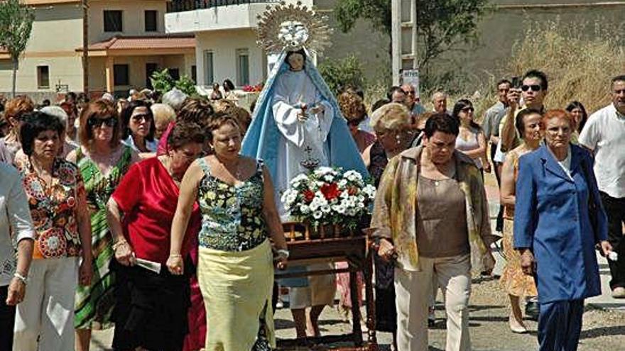 Procesión con la imagen de la Virgen durante unas anteriores fiestas patronales de Litos.