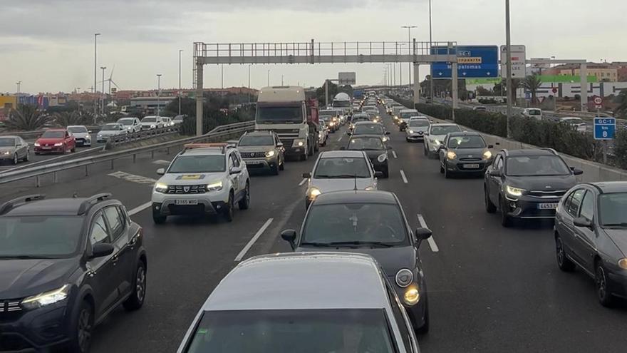 Un accidente con varios vehículos dificulta la circulación en la GC-1 a la altura de Jinámar